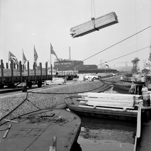170990 Afbeelding van het lossen van hout voor het Zachthout Overslag Bedrijf in de Minervahaven te Amsterdam.